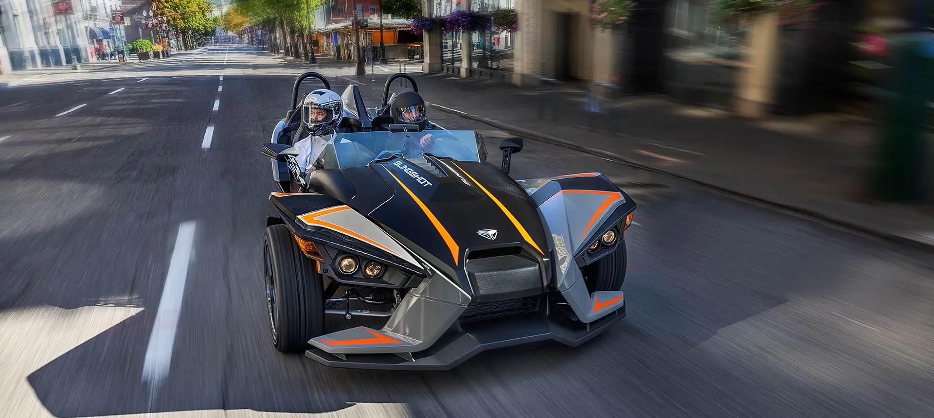 moto à trois roues polaris slingshot slr prenant un virage serré avec facilité