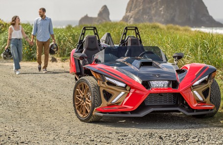 slingshot polaris rojo estacionado