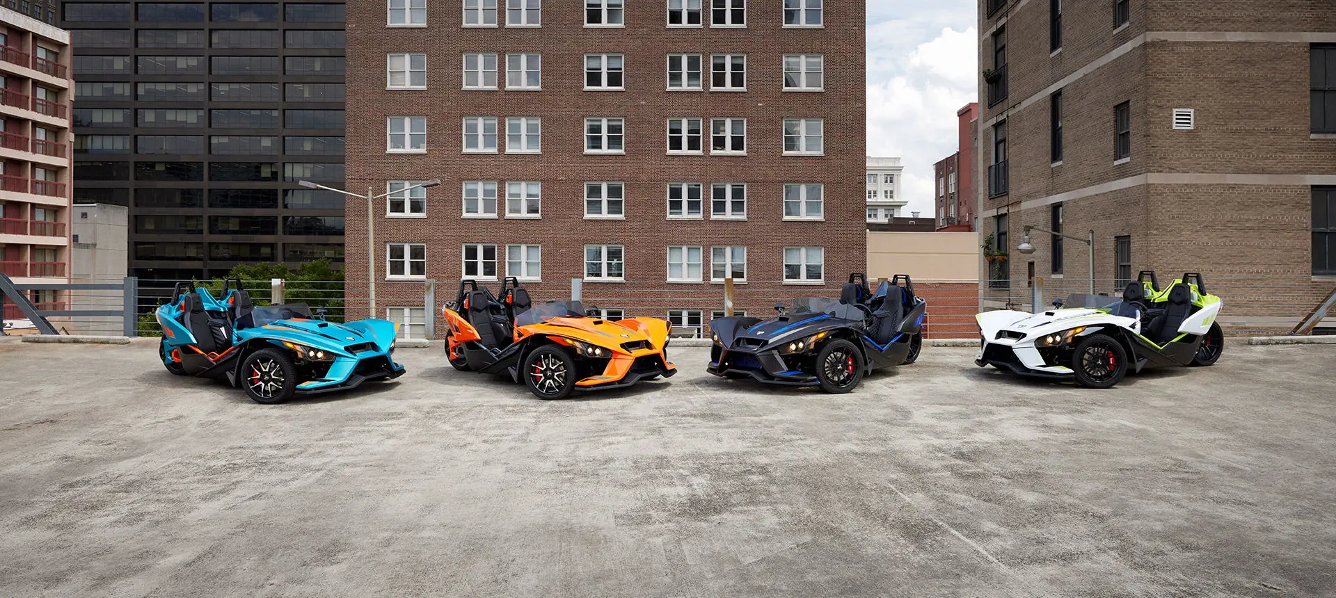 quatre motos à trois roues polaris slingshot R multicolores