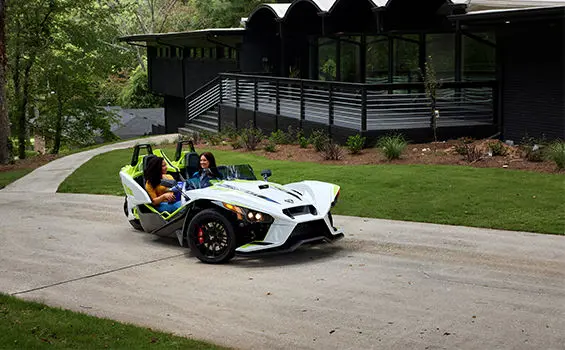 Deux femmes dans une moto à trois roues polaris slingshot r lime de rêve