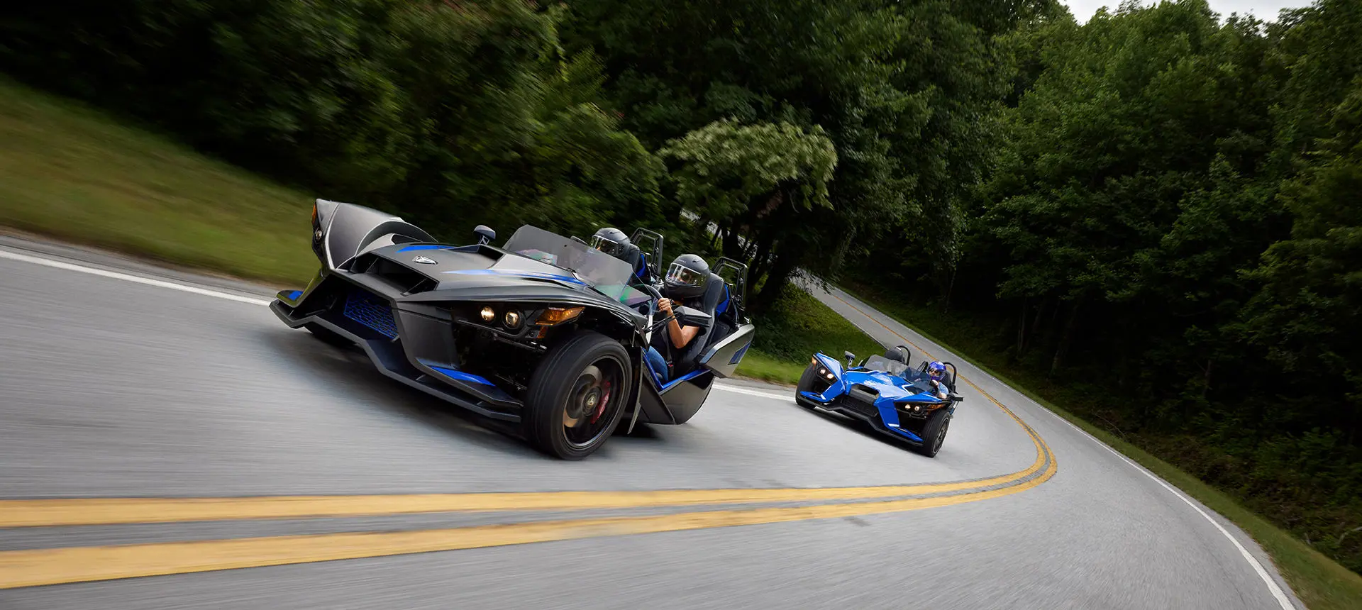 roadster à trois roues polaris slingshot r sur une autoroute