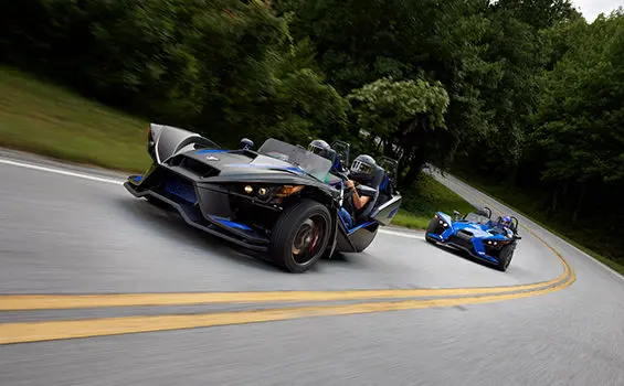 roadster à trois roues polaris slingshot r sur une autoroute