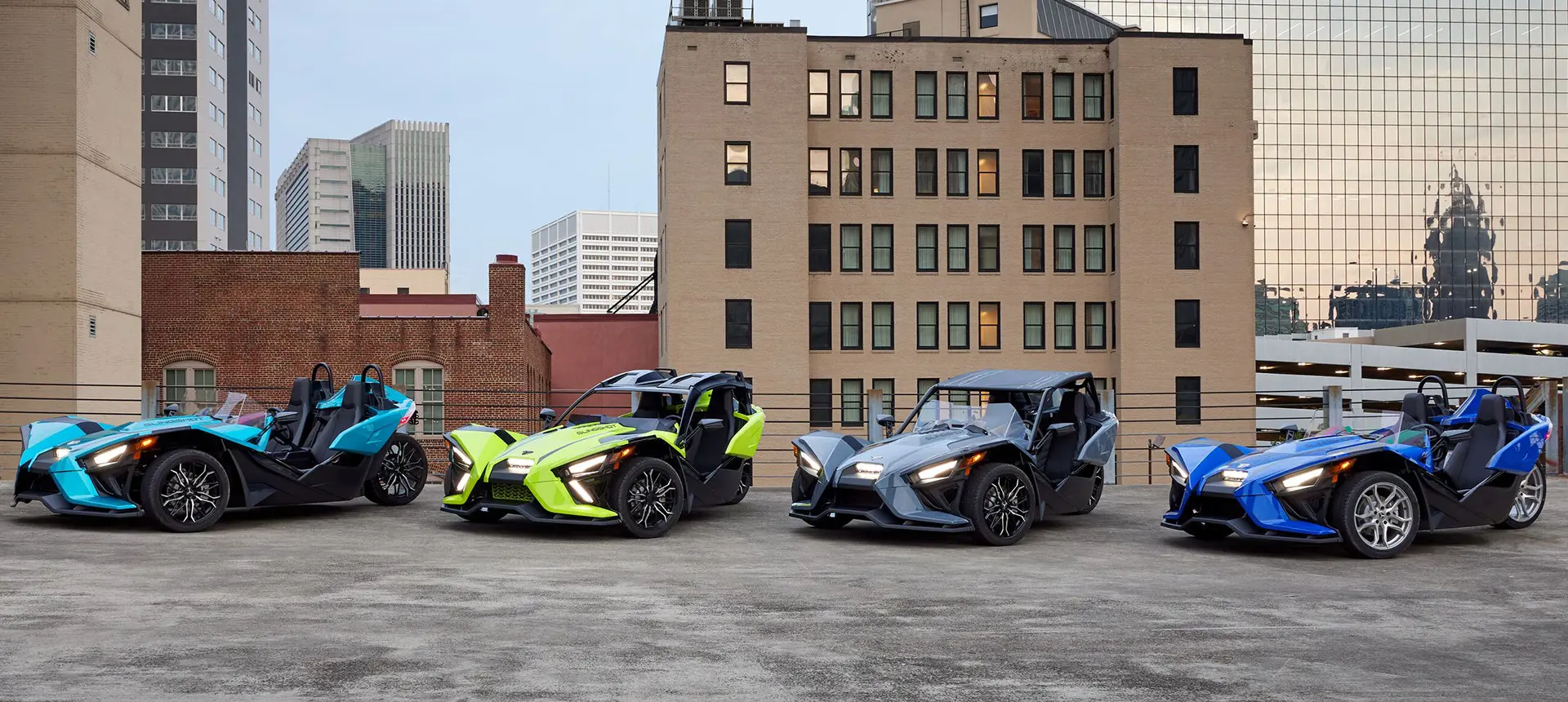 4 polaris slingshot sl en una alineación de modelos