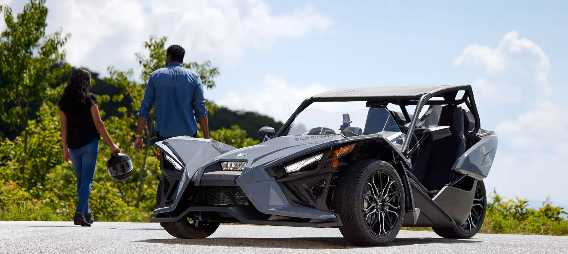 4 grupos de personas junto a sus roadsters de tres ruedas polaris slingshot sl