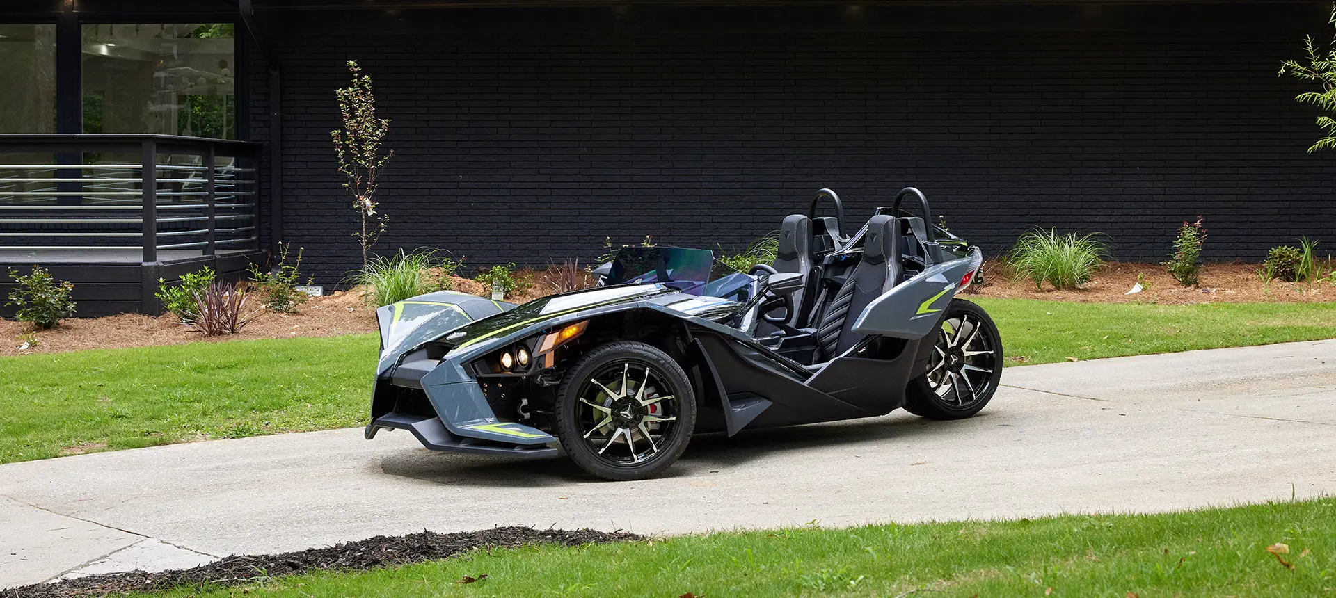 profil latéral d’un roadster polaris slingshot slr lime