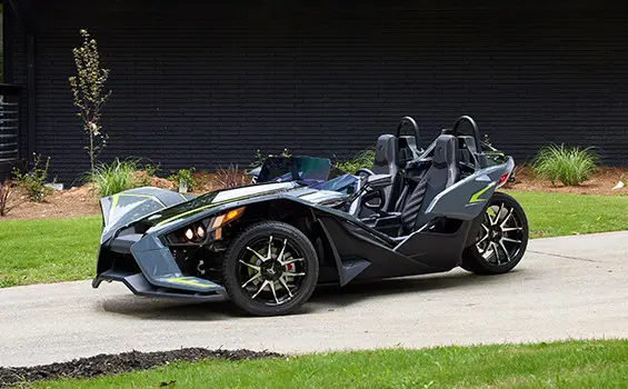 profil latéral d’un roadster polaris slingshot slr lime