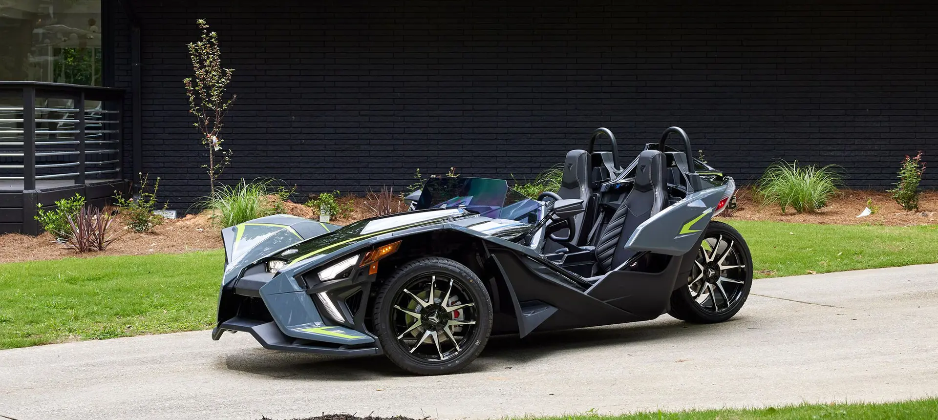 perfil lateral de un roadster slingshot polaris slr en color lima sombreado