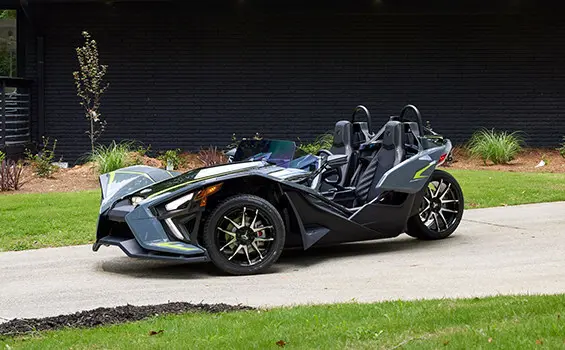 perfil lateral de un roadster slingshot polaris slr en color lima sombreado