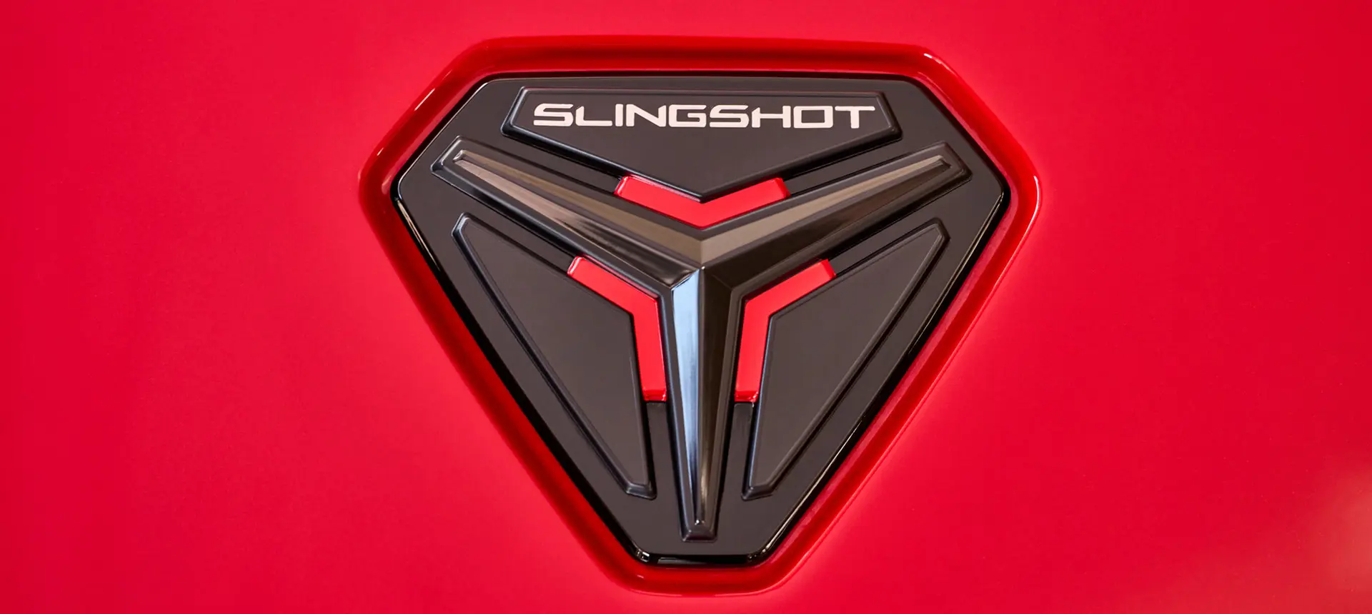 Emblème Slingshot exclusif sur le cabriolet Polaris Slingshot 10 2025.
