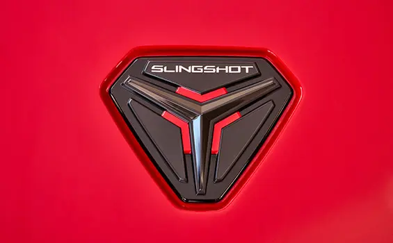 Emblème Slingshot exclusif sur le cabriolet Polaris Slingshot 10 2025.