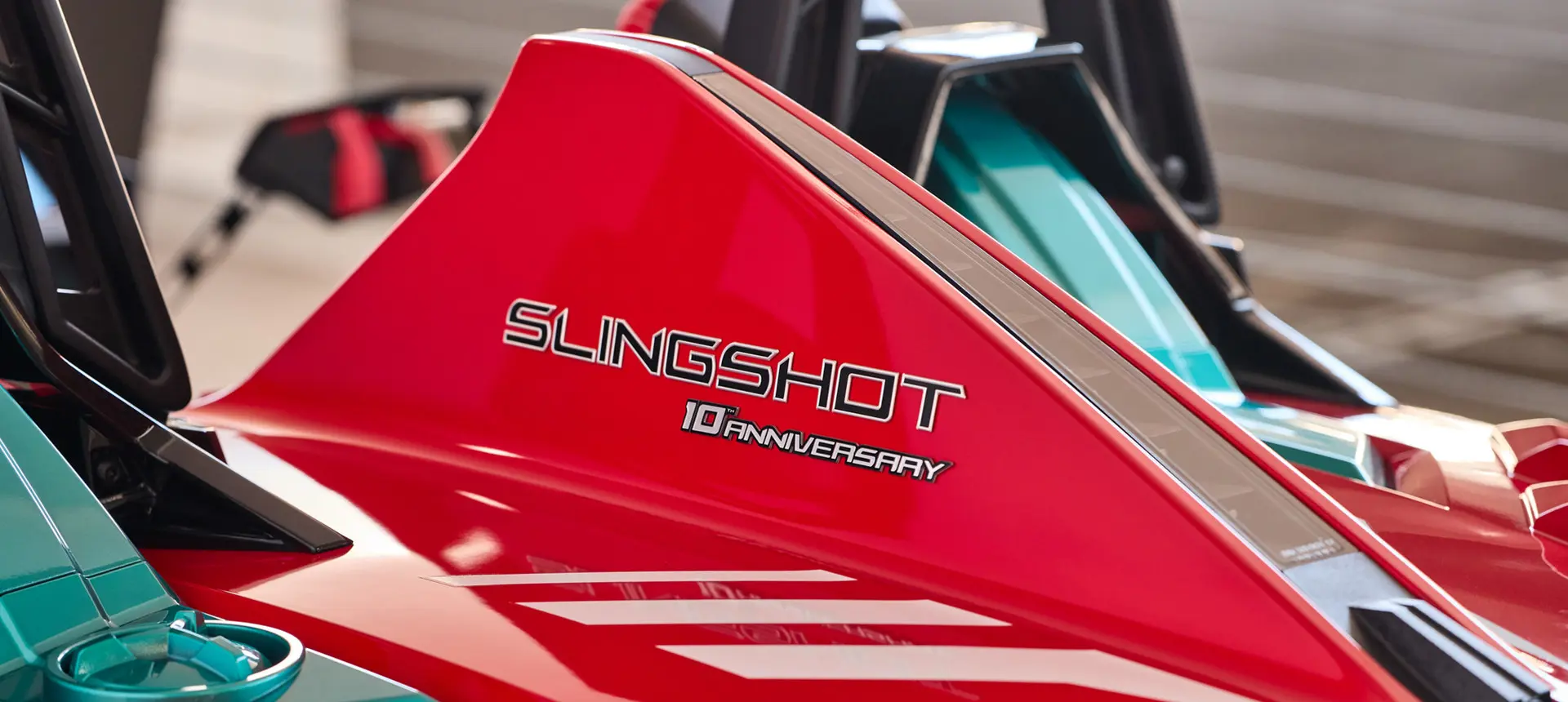 Emblème exclusif du 10e anniversaire de Slingshot sur un cabriolet à trois roues Polaris Slingshot 10 2025.