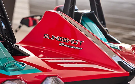Emblème exclusif du 10e anniversaire de Slingshot sur un cabriolet à trois roues Polaris Slingshot 10 2025.