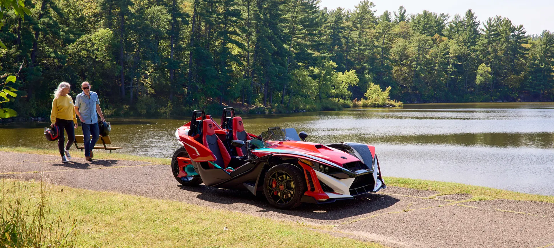 Vue frontale d’un cabriolet Polaris Slingshot R 2025 à trois roues roulant sur une route