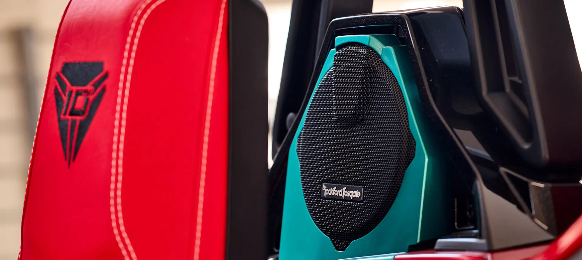 Une personne qui tient un téléphone cellulaire et utilise une application pour ajuster la couleur de l’éclairage de son cabriolet Polaris Slingshot 10 2025 à trois roues.