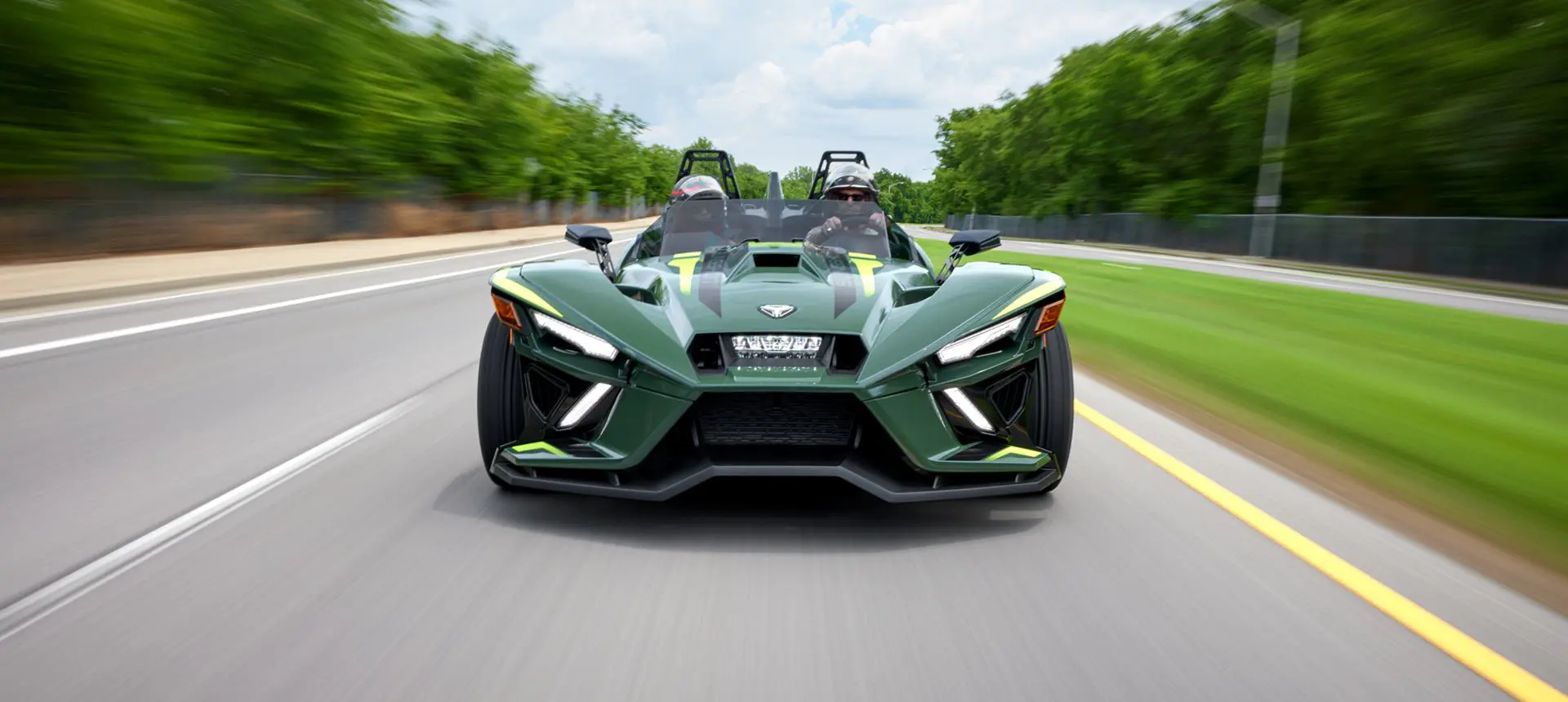 vue frontale d’une moto à trois roues slingshot r 2024