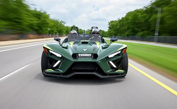vue frontale d’une moto à trois roues slingshot r 2024