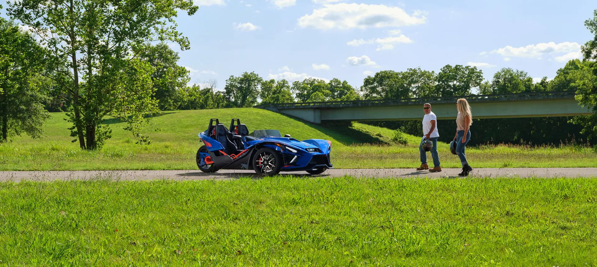 deux personnes marchant vers une moto à trois roues slingshot r 2024