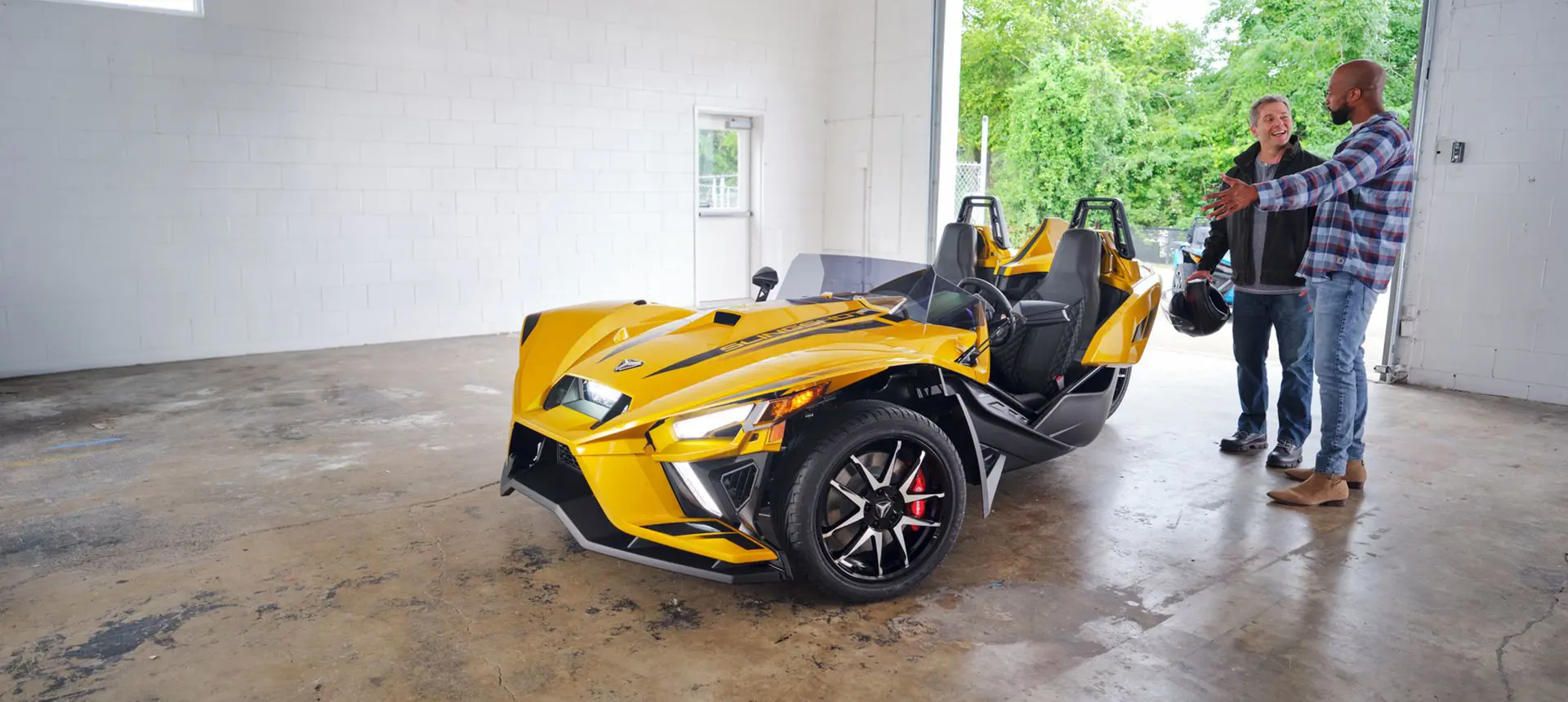 personne montrant sa moto à trois roues slingshot r 2024