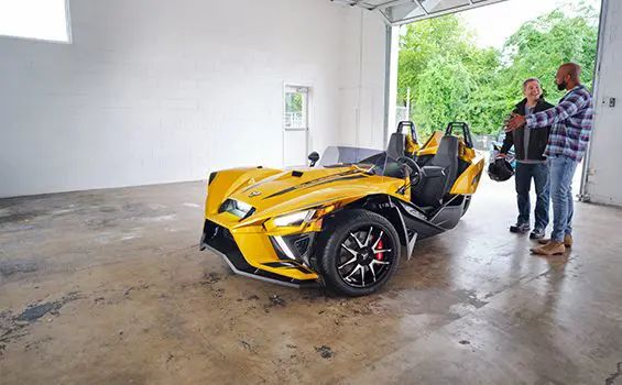 personne montrant sa moto à trois roues slingshot r 2024