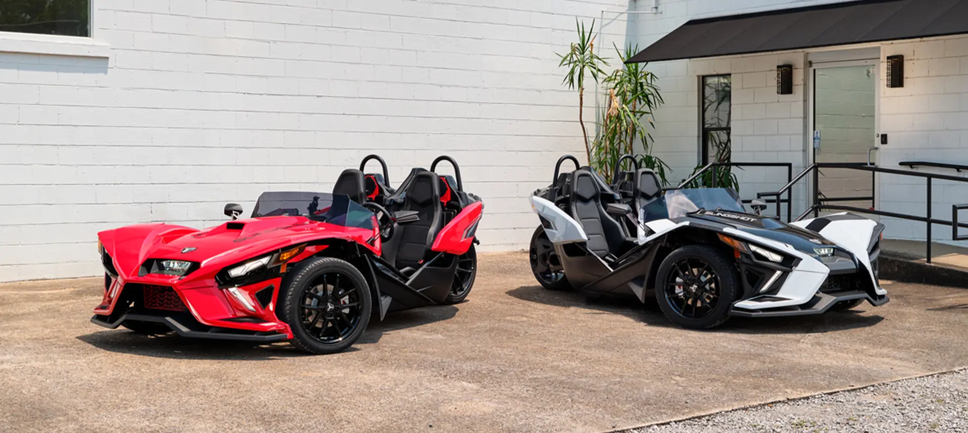 deux motos à trois roues polaris slingshot slr 2024 stationnées