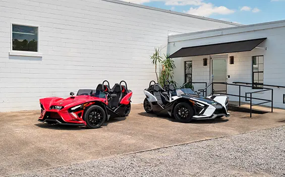 deux motos à trois roues polaris slingshot slr 2024 stationnées