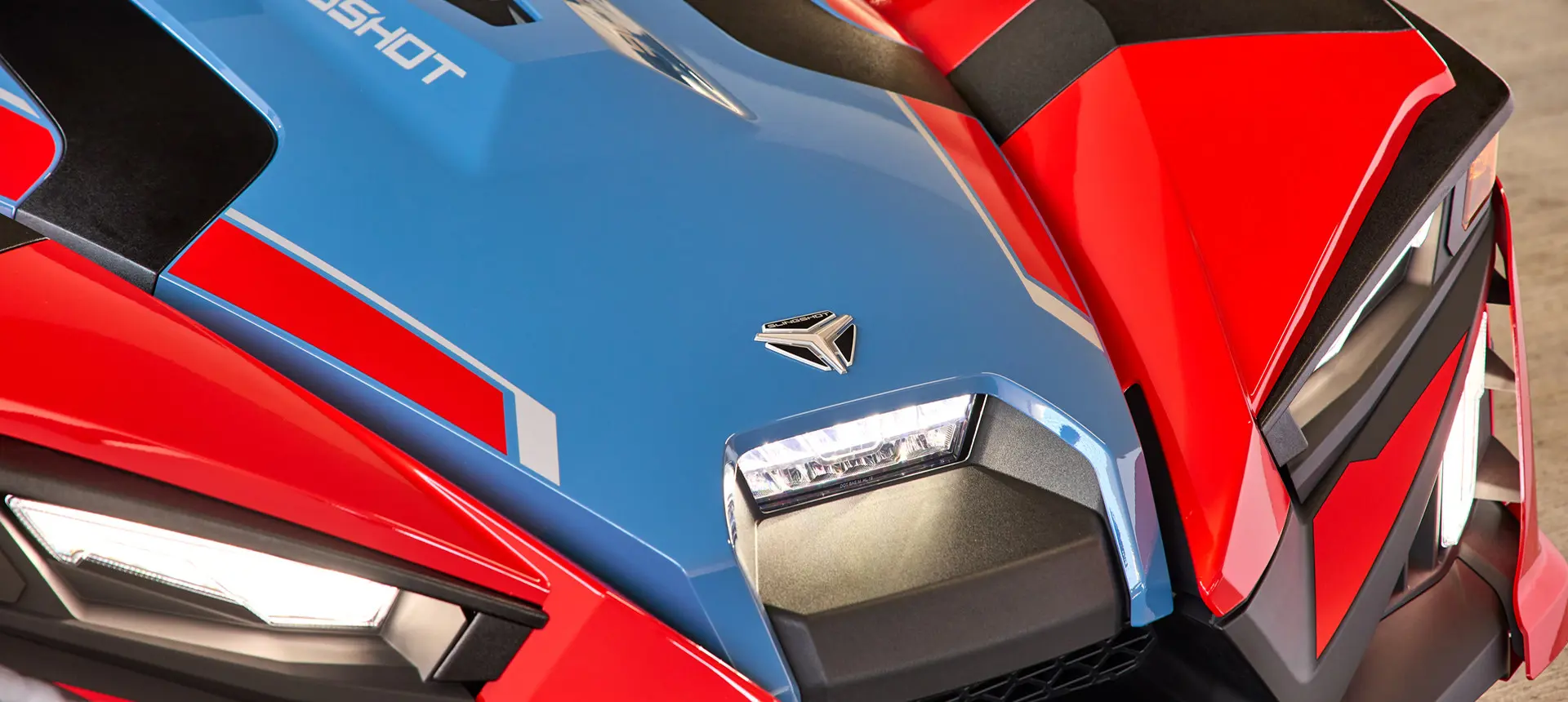 Acercamiento de la parte delantera de un roadster de tres ruedas Polaris Slingshot SLR de 2025.