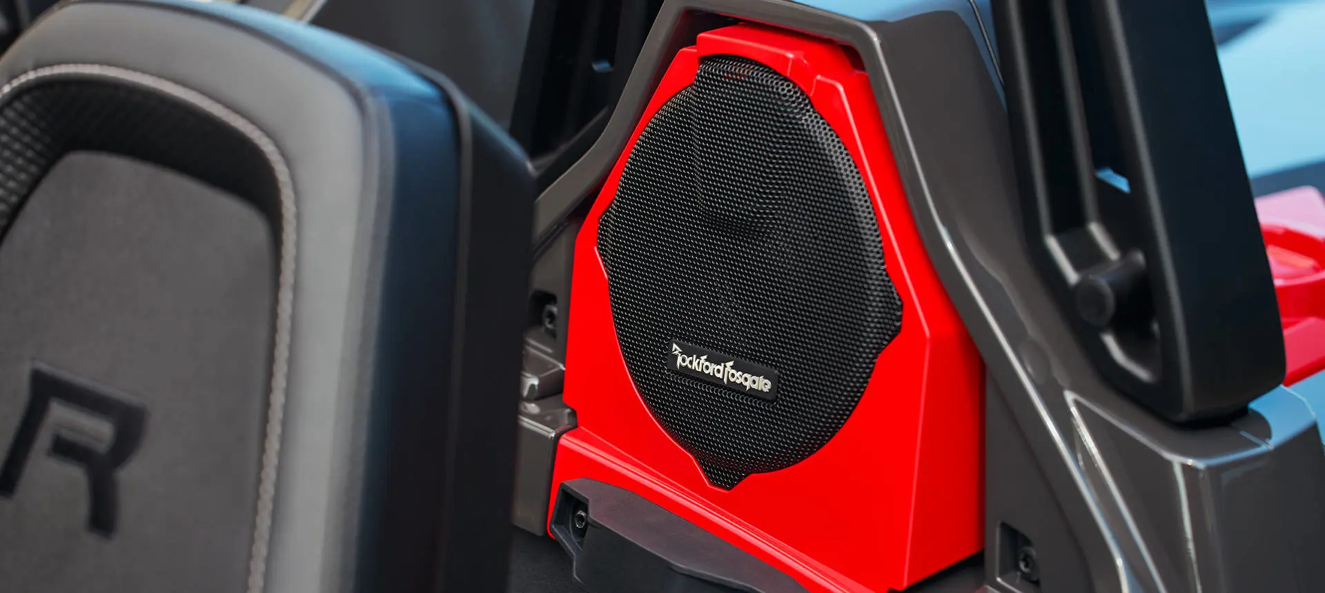 Detalle del audio en el reposacabezas Rockford Fosgate en un Polaris Slingshot.