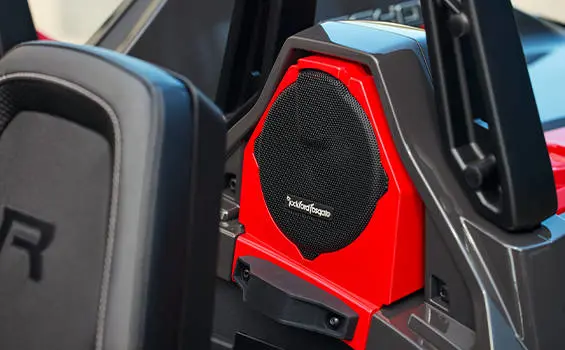Detalle del audio en el reposacabezas Rockford Fosgate en un Polaris Slingshot.