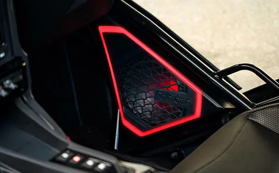 Kit de audio rojo de 8 pulgadas Rockford Fosgate con bocinas con iluminación en un Polaris Slingshot.