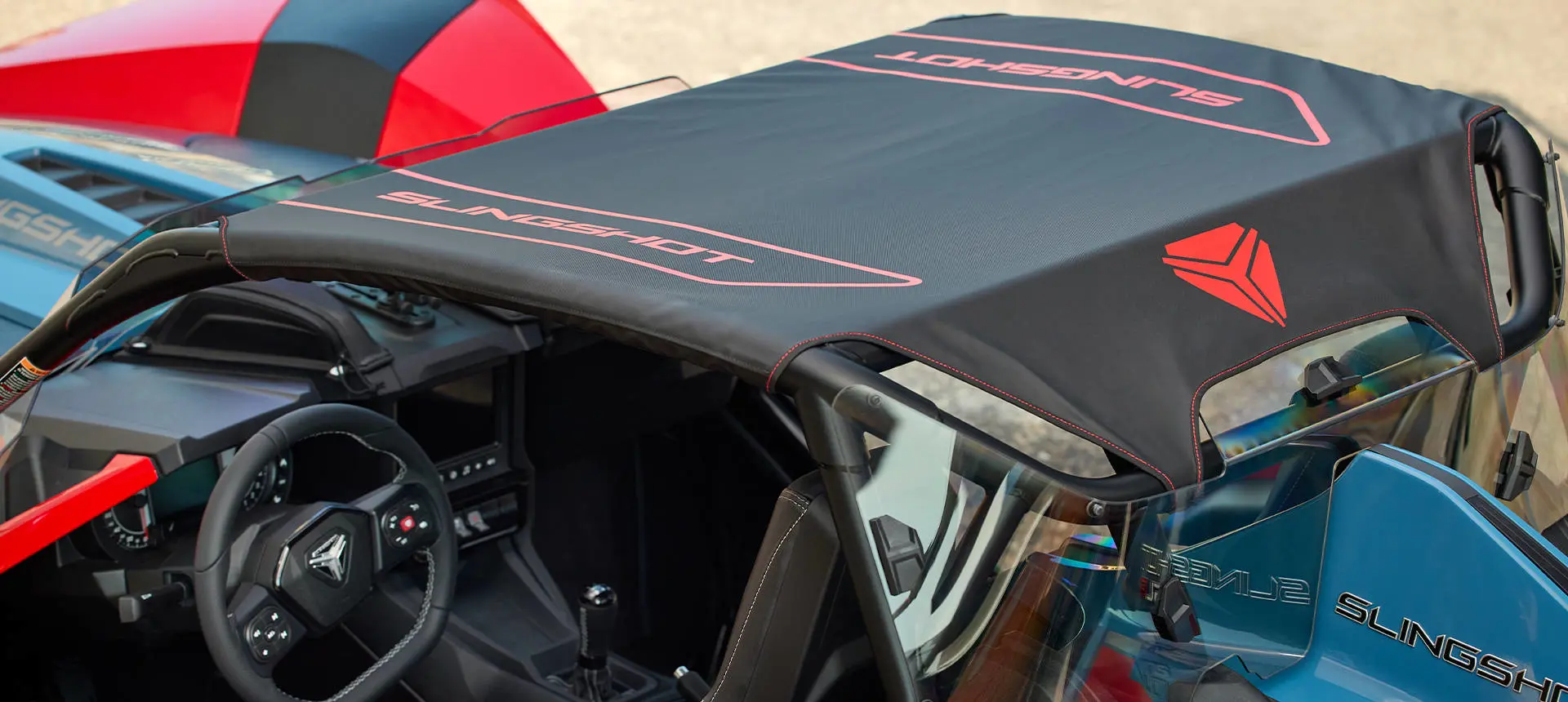 Detalle de una lona roja Excursion Top en un Polaris Slingshot.