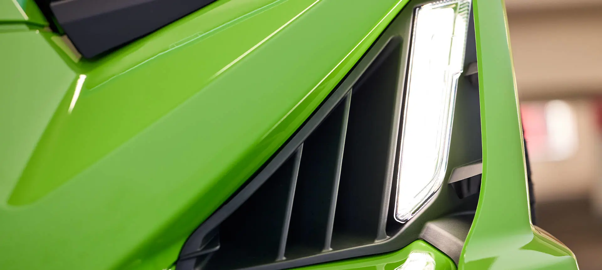 Actualización del accesorio de faro delantero en un vehículo de tres ruedas Polaris Slingshot.