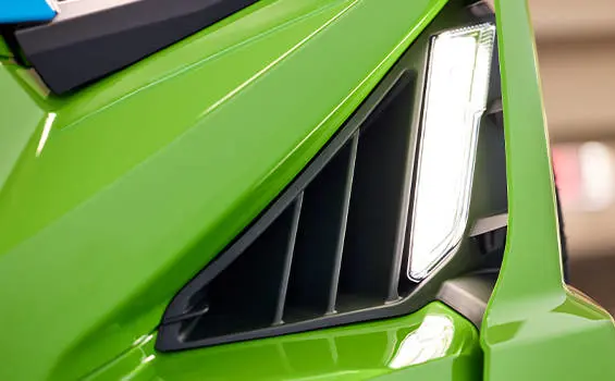 Actualización del accesorio de faro delantero en un vehículo de tres ruedas Polaris Slingshot.