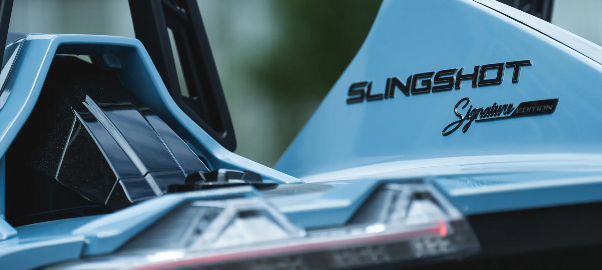Acercamiento de los gráficos de Signature Edition en el Roadster de tres ruedas Polaris Slingshot Signature Edition de 2026.