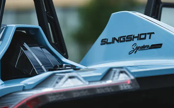 Acercamiento de los gráficos de Signature Edition en el Roadster de tres ruedas Polaris Slingshot Signature Edition de 2026.
