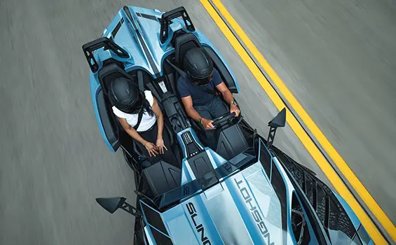 Vista aérea de dos motociclistas en un Roadster de tres ruedas Polaris Slingshot Signature Edition de 2026.