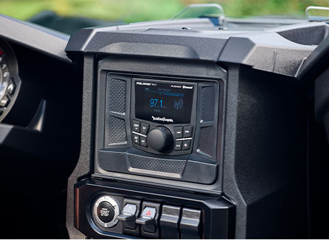 Unité audio principale PMX-P2 Stage 1 avec écran de 2,7 po (6,8 cm) sur un Polaris Slingshot.