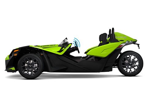 Vue latérale du système d’amélioration de la sonorisation de l’habitacle, le Rockford Fosgate Stage 1, sur un véhicule Polaris Slingshot.