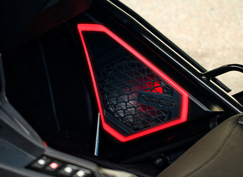 Vue latérale du système d’amélioration de la sonorisation de l’habitacle, le Rockford Fosgate Stage 3 max, sur un véhicule Polaris Slingshot.