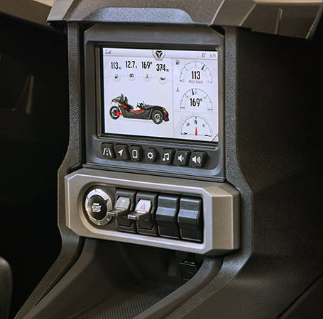 Acercamiento de la pantalla digital del tablero de un Polaris Slingshot que muestra información sobre el desempeño y el estado.