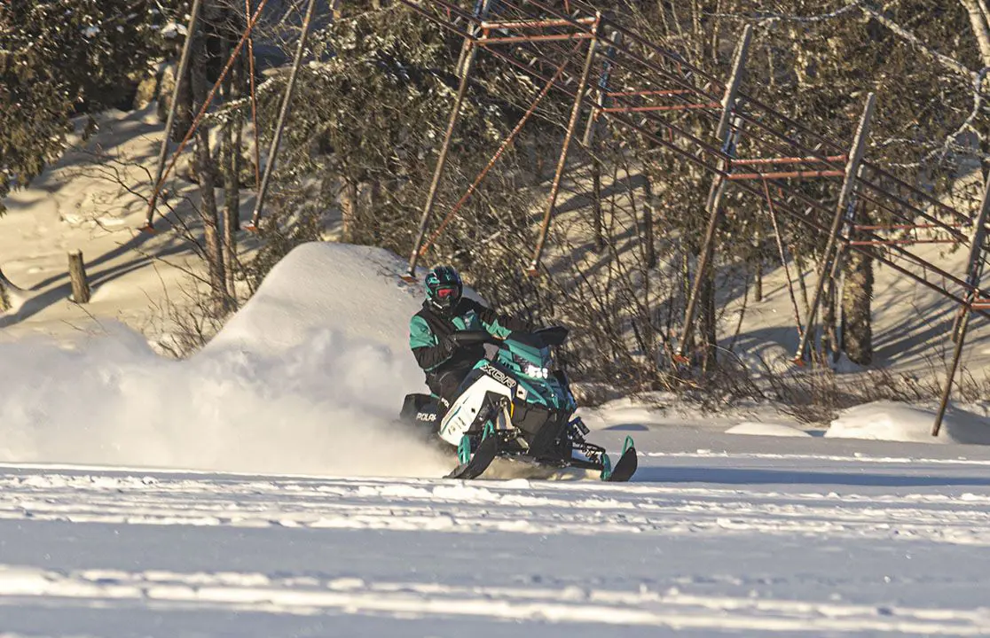 polaris indy xcr snowmobile throwing snow on a trail