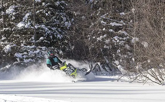 polaris switchback assault snowmobile taking a tight corner with ease