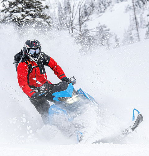 Человек на снегоходе в горах