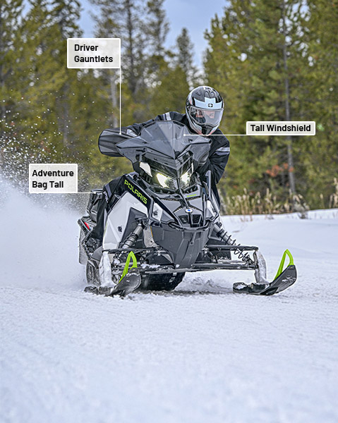Grand sac d’aventure, gantelets de conducteur et pare-brise haut accessoires de la Trail Collection installés sur une motoneige Polaris INDY SP 2026.