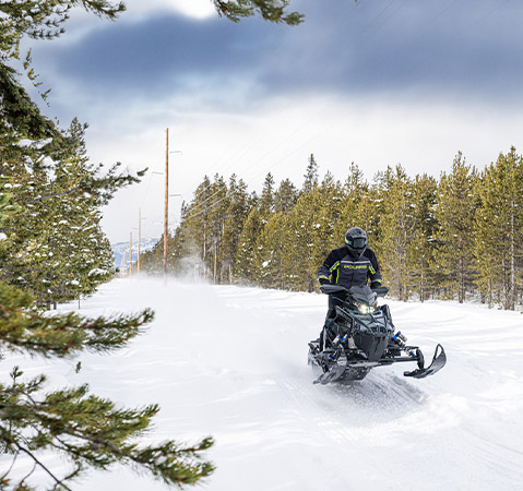 Pilote sur une motoneige Polaris INDY XCR 2026 conquérant le sentier grâce à la plateforme Matryx.