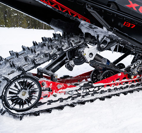 Gros plan sur la nouvelle suspension arrière longtail d’une motoneige Polaris INDY XCR 2026.