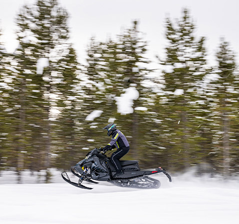 Pilote utilisant la réactivité rapide comme l’éclair d’une motoneige Polaris INDY XCR 2026 sur une piste.