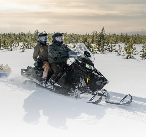 Explorer la motoneige Voyageur Adventure Ultimate 2027.