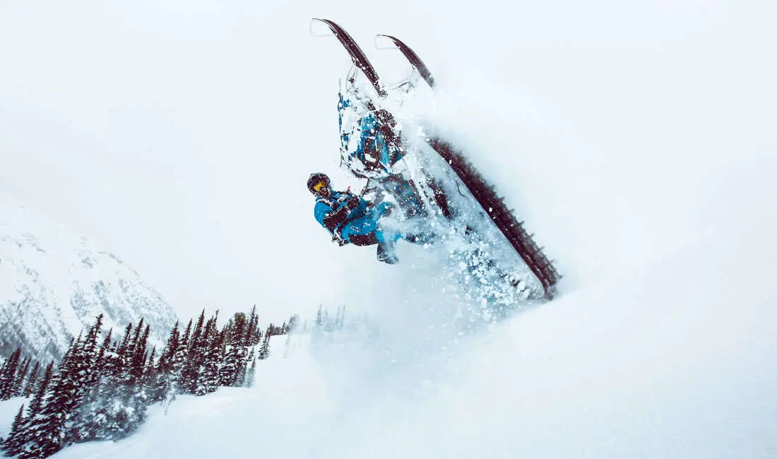 Benoit St-Hilarie conduisant une motoneige Polaris dans une clairière