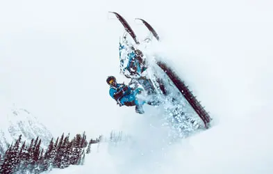 Benoit St-Hilarie conduisant une motoneige Polaris dans une clairière