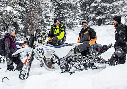 les conducteurs se détendent après une aventure avec leurs motos sur neige timbersled